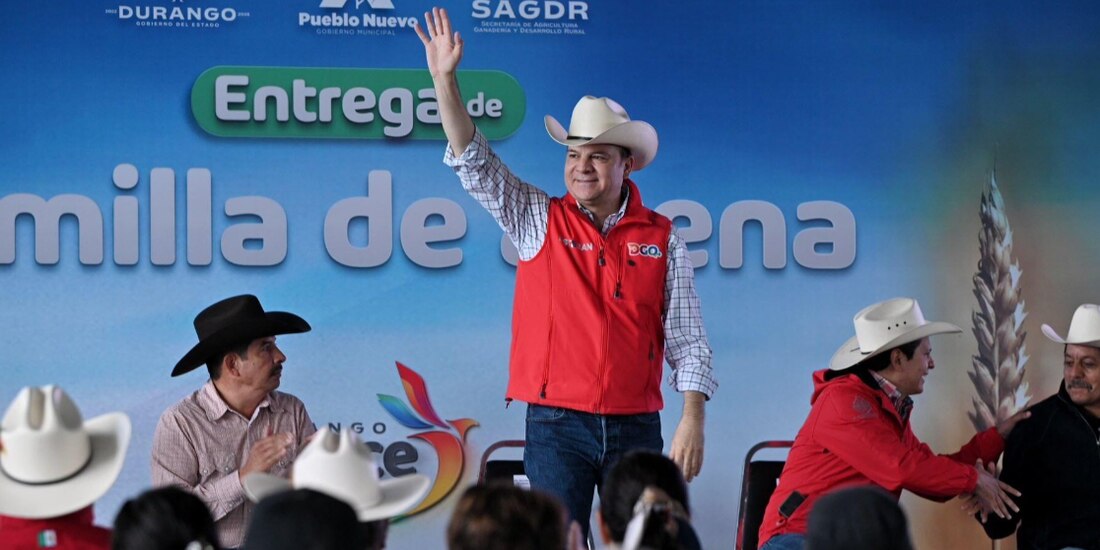 El gobernador Esteban Villegas, durante la entrega de semillas de avena, el domingo.