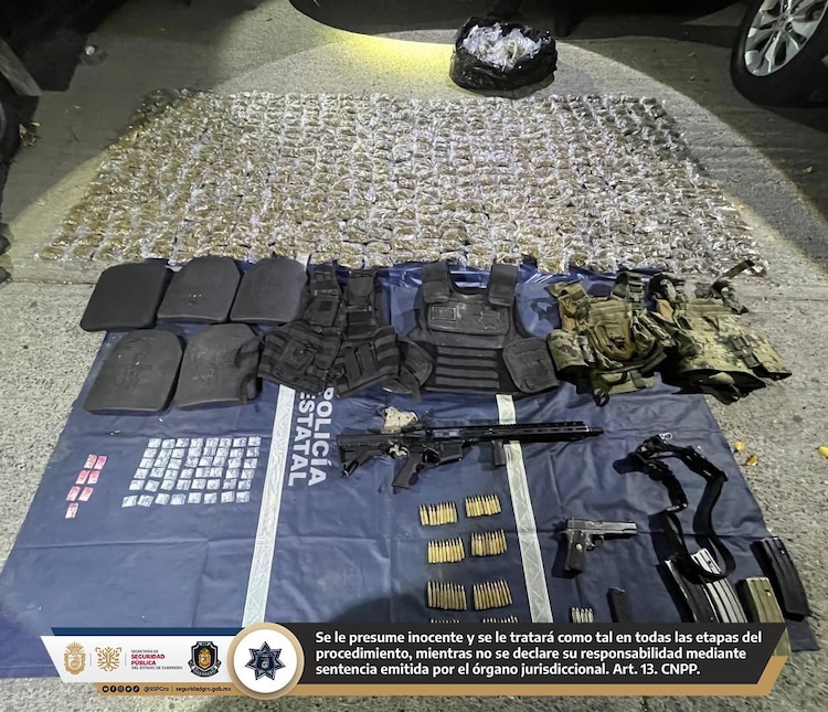 Aseguran armamento, equipo táctico y presunta droga a sujetos detenidos en Coyuca de Benítez.