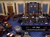 Esta imagen tomada de un video del Senador de Estados Unidos muestra el resultado de la votación, 88-9, para un proyecto de ley de financiación temporal en el Senado, en el Capitolio de Washington, el sábado 30 de septiembre de 2023