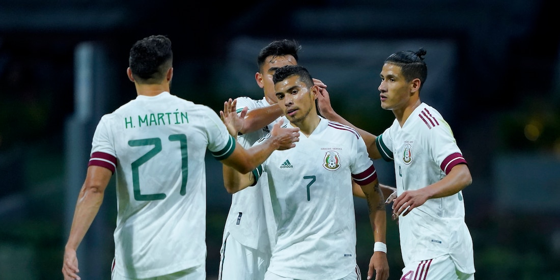 Jugadores de la Selección Nacional celebran una anotación