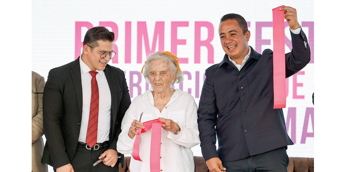 JANECARLO LOZANO (der.), alcalde de la GAM, junto a la escritora Elena Poniatowska, en la inauguración, ayer.