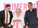 JANECARLO LOZANO (der.), alcalde de la GAM, junto a la escritora Elena Poniatowska, en la inauguración, ayer.