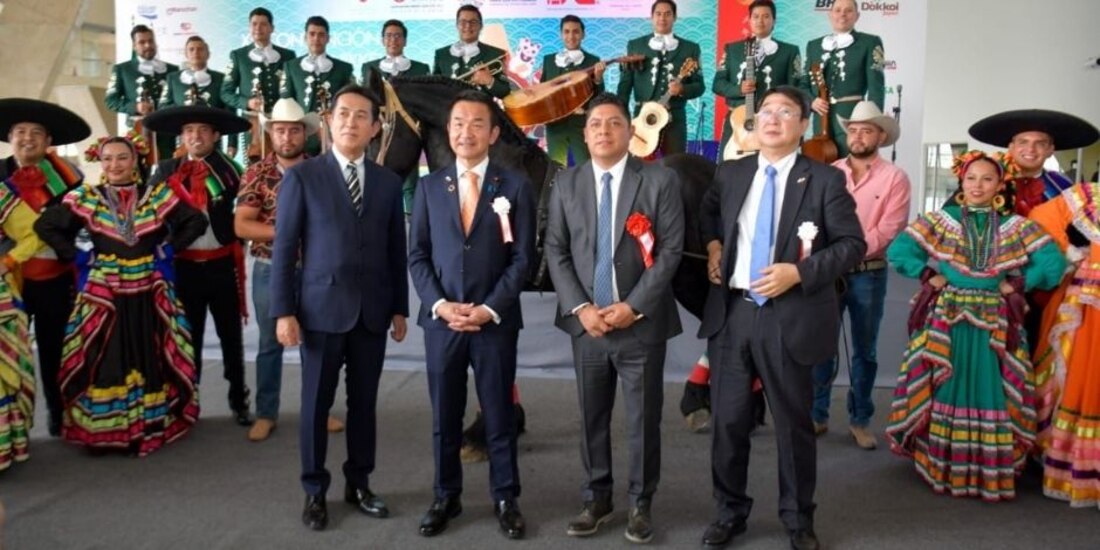 Ricardo Gallardo Cardona con los representantes japoneses.