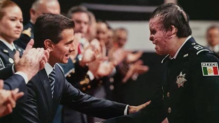 Iván Morales Corrales y el expresidente, Enrique Peña Nieto, durante el evento del 90 aniversario de la Policía Federal