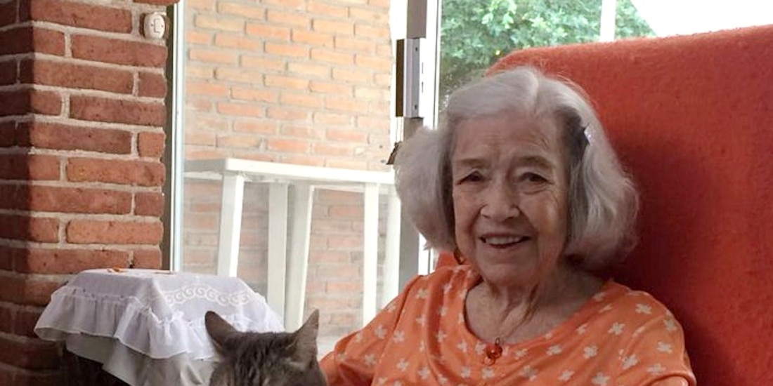 Marcela del Río con su gata Ceniza, enero, 2022.
