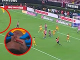 Francisco Reyes sufre un duro balonazo en el Chivas vs Tigres de la Liguilla de la Liga MX