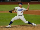 Julio Urías lanza una bola en el partido del domingo ante los Bravos de Atlanta.