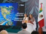 La gobernadora Mara Lezama y la presidenta Claudia Sheinbaum durante la conferencia matutina en Cancún, Quintana Roo.