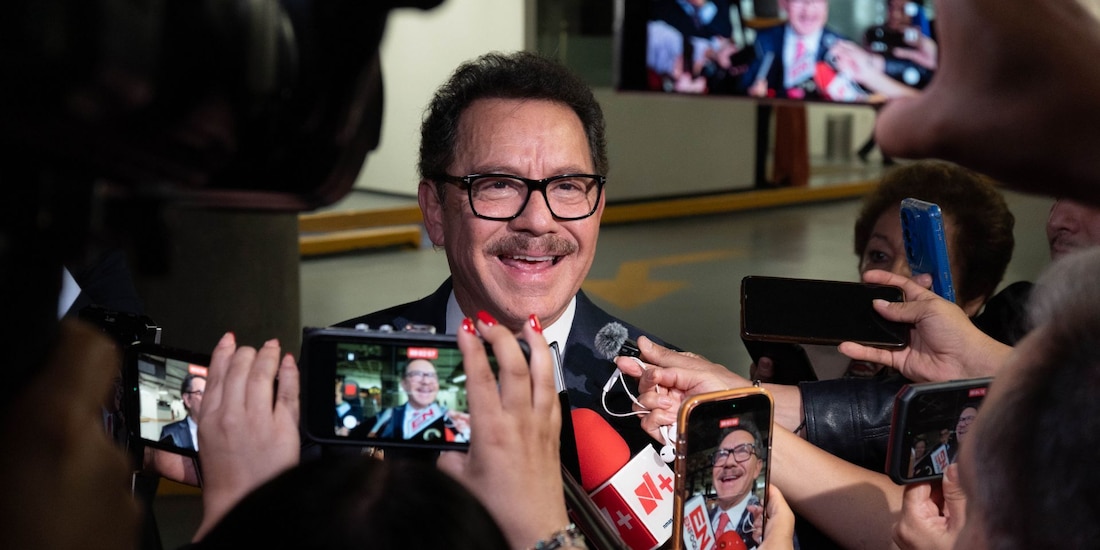 Senador Ignacio Mier Velazco entrevistado por la prensa, en fotografía de archivo.