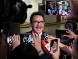 Senador Ignacio Mier Velazco entrevistado por la prensa, en fotografía de archivo.