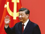 El mandatario chino, Xi Jinping, saluda a integrantes del Partido Comunista en el cierre del XX Congreso de esa fuerza política.