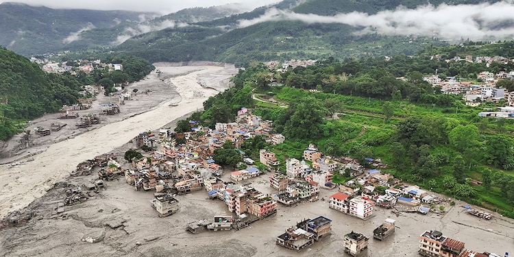 Una vista aérea muestra el lodo cubriendo propiedades tras la inundación repentina. ayer.
