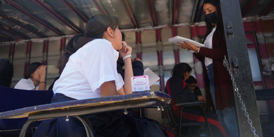 Alumnos tomando clase