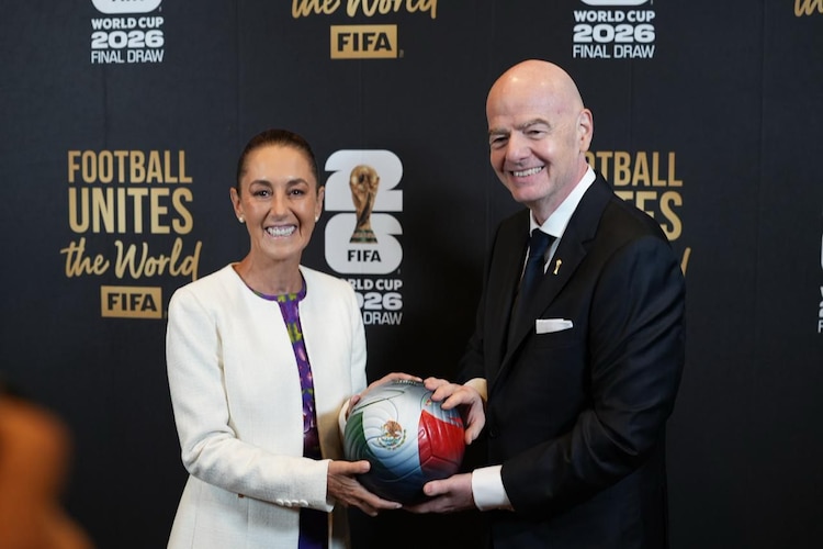 La Presidenta de México con el dirigente de la FIFA