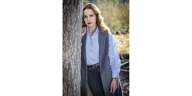 Protagonista: Paloma García
Actriz: Alejandra Barros.
Quedó huérfana en la adolescencia y fue acogida por su tía Chelo, quien la orilló a casarse con Porfirio Cruz, un hacendado 20 años mayor que ella.