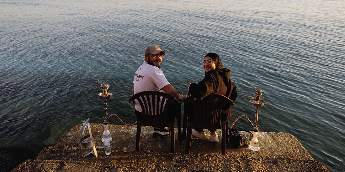 Una pareja libanesa fuma pipas de agua tras el alto al fuego en Líbano, ayer.