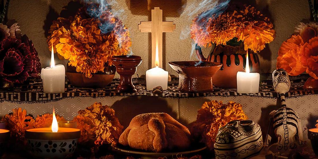 La ofrenda de Día de Muertos es tradicional en México.