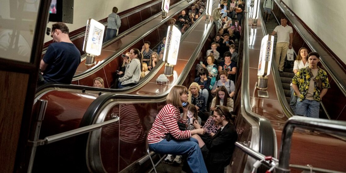 Residentes se refugian en una estación del Metro en Kiev, ayer.