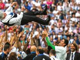 Jugadores del Madrid avientan al timonel italiano, después de ganar el campeonato.