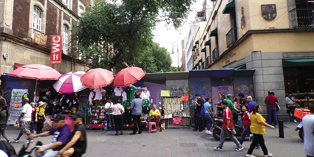 Ambulantes usan vallas del Zócalo para ofertar sus mercancías