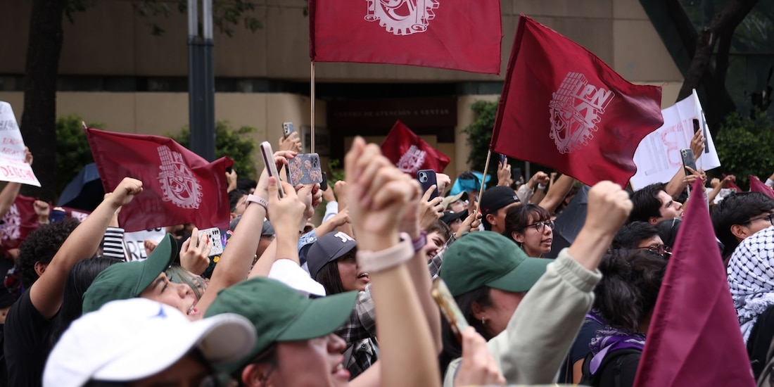 Aspecto de una marcha de estudiantes del IPN en CDMX.