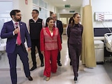 LA PRESIDENTA y la
Jefa de Gobierno, ayer,
en el hospital oncológico.