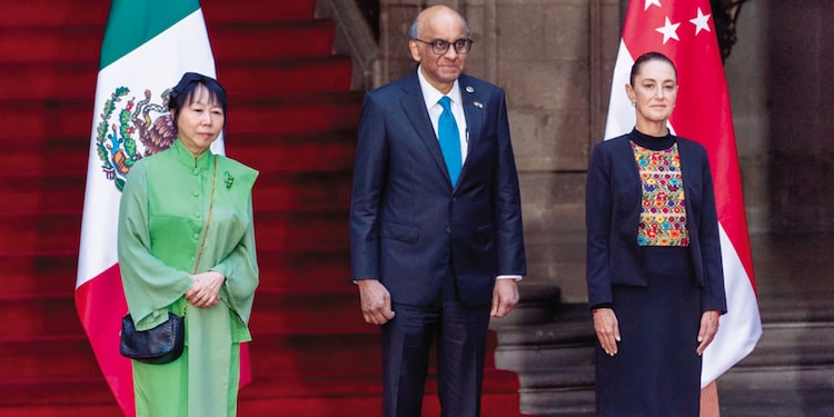 La presidenta Claudia Sheinbaum con el presidente de Singapur, Tharman Shanmugaratnam y su esposa Jane Yumiko, ayer en su visita oficial.