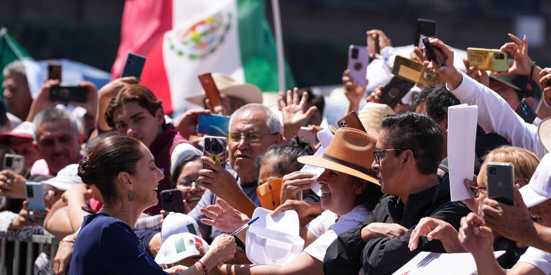 Claudia Sheinbaum antes de iniciar su mensaje en el Zócalo.