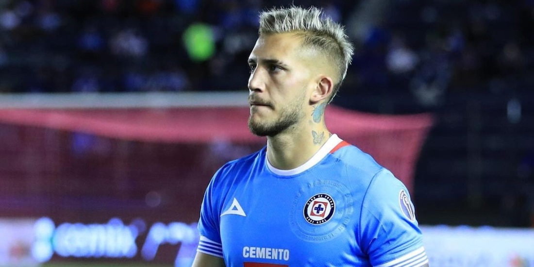 Gonzalo Piovi en un partido con el Cruz Azul de la Liga MX