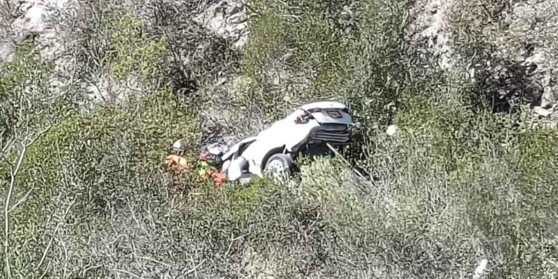 Automóvil cae a barranco de 50 metro