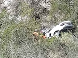 Automóvil cae a barranco de 50 metro