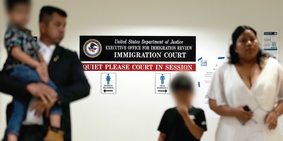 UNA FAMILIA en un tribunal de inmigración, el pasado 27 de julio.