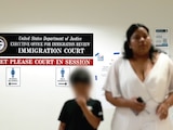 UNA FAMILIA en un tribunal de inmigración, el pasado 27 de julio.
