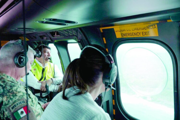 También sobrevoló las zonas afectadas por Erick.