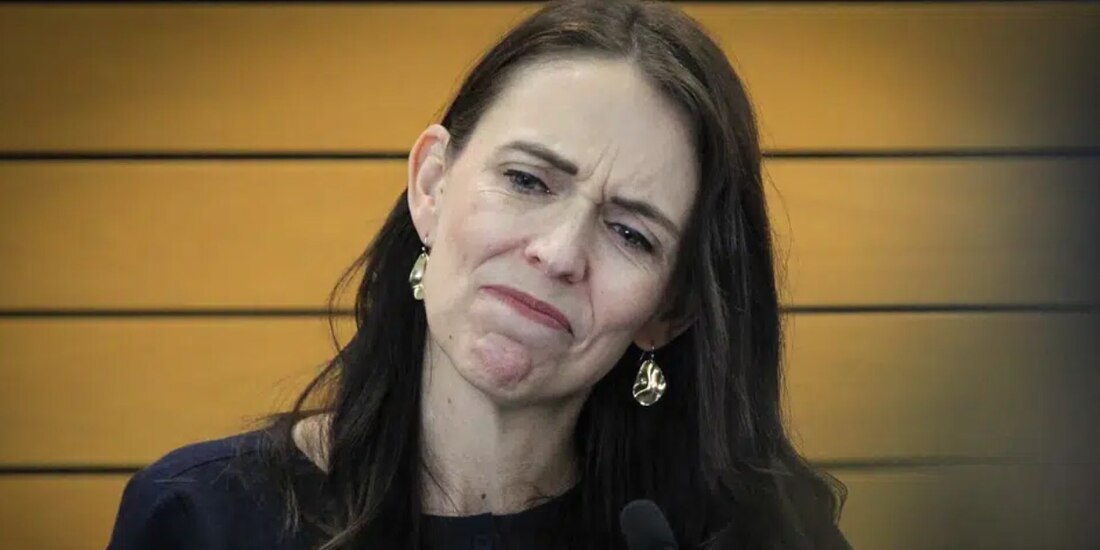 La primera ministra de Nueva Zelanda, Jacinda Ardern, hace una mueca al anunciar su renuncia en una conferencia de prensa en Napier.