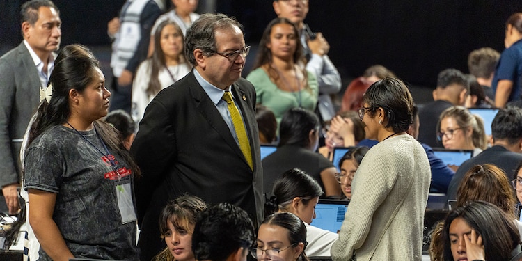 El funcionario supervisó ayer la aplicación de la prueba.
