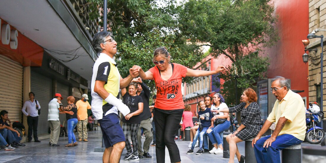 Capitalinos bailan al ritmo de un grupo que toca en la calle 16 de Septiembre, en el primer cuadro de la ciudad, ayer.