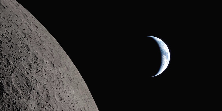 Nuestro planeta acercándose al pasar por detrás del satélite.