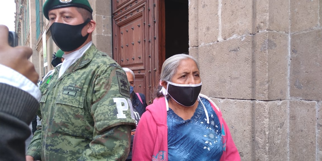 Los padres de familia de los estudiantes de Ayotzinapa saliendo de Palacio Nacional.