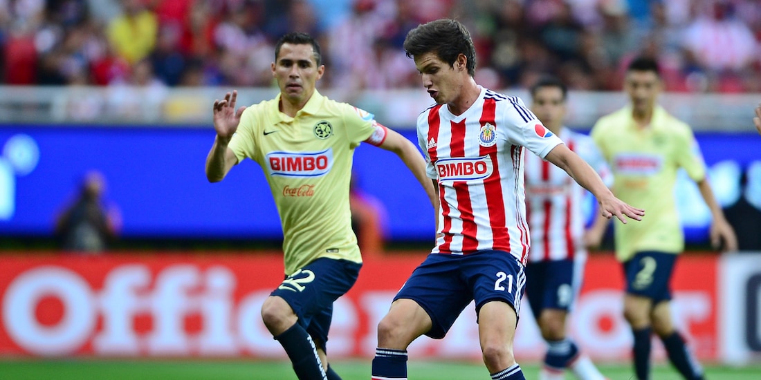 Una imagen del Chivas vs América del Clausura 2015, el clásico nacional más reciente al que el Rebaño llegó como líder de la Liga MX.