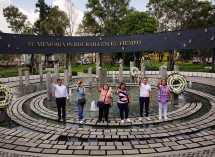 Padres y madres de menores que fallecieron en el derrumbe del Colegio Rébsamen, en el memorial instalado en el sitio donde estaba el plantel, en 2023.