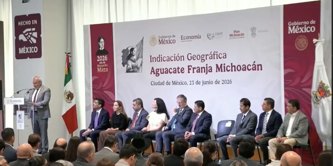 Al micrófono el Gobernador constitucional de Michoacán.