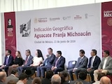 Al micrófono el Gobernador constitucional de Michoacán.