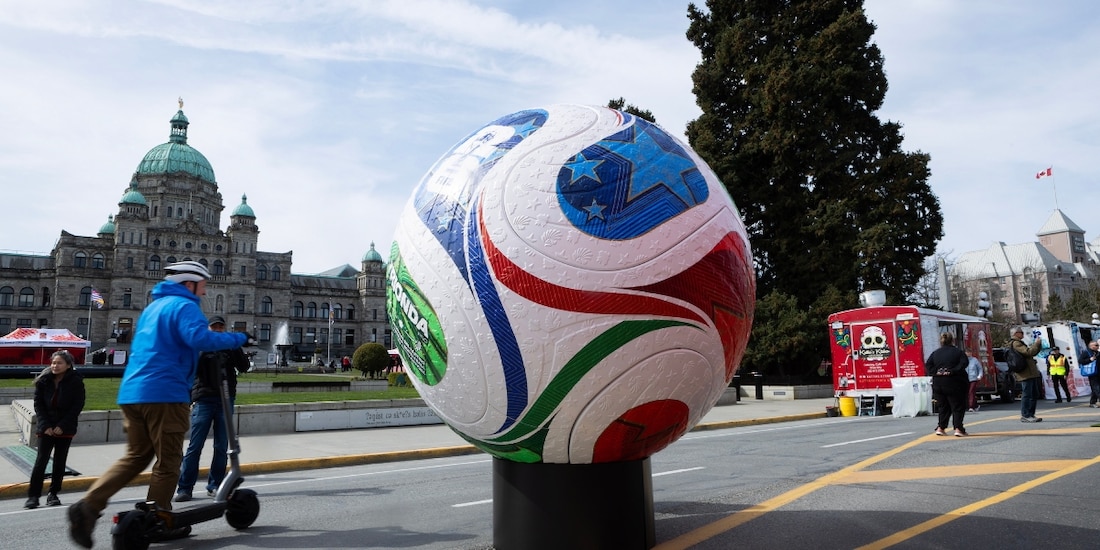 Una balón de la Copa del Mundo 2026 a gran escala en Canadá