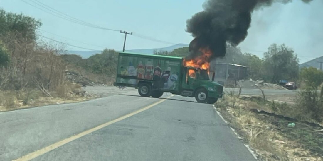La Cabina de un camión repartidor es consumida por las llamas en una carretera de Apatzingán, ayer.