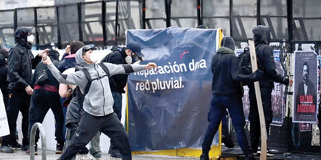 Un manifestante, durante la protesta universitaria frente al Congreso de Argentina, ayer.