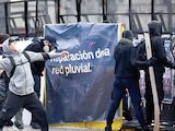 Un manifestante, durante la protesta universitaria frente al Congreso de Argentina, ayer.