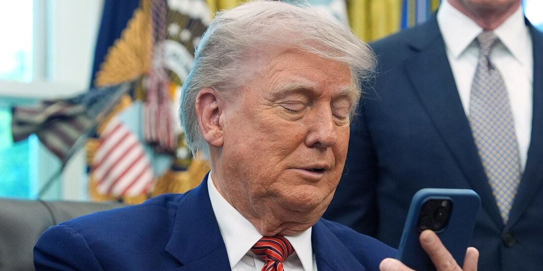 Donald Trump, ayer, en una reunión en el despacho oval.