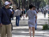 Un par de hombres vuelven su mirada, para apreciar a la mujer que pasea a un lado de ellos.