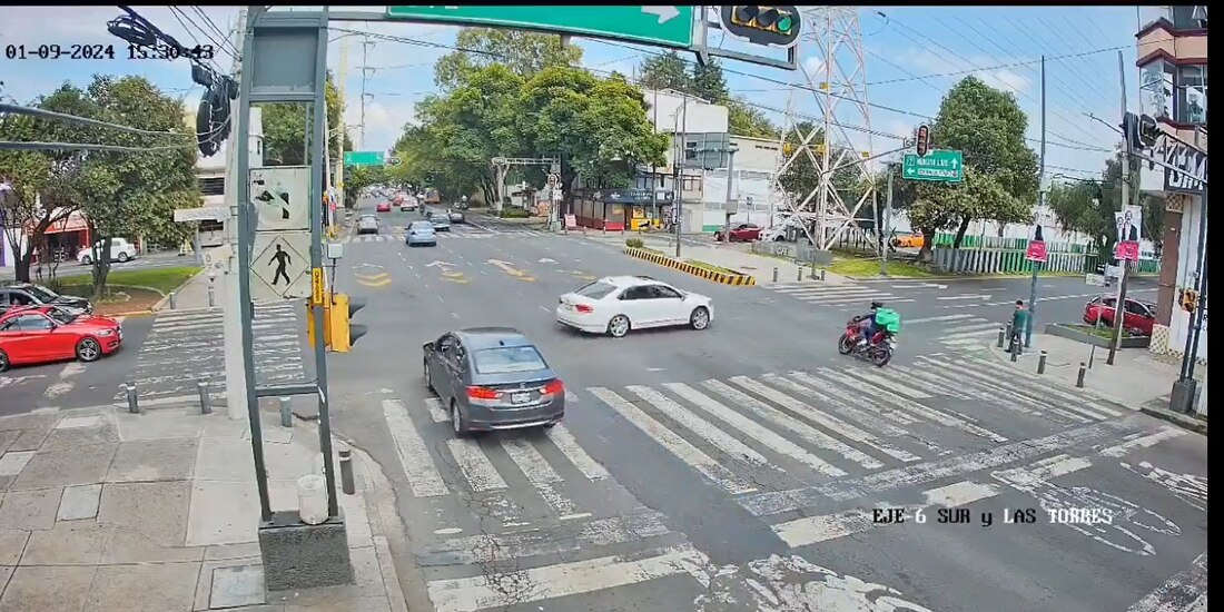 Automovilista embiste a motociclista en Iztapalapa